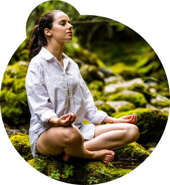 entspannungstherapie Frau sitzt im Wald in Yoga pose