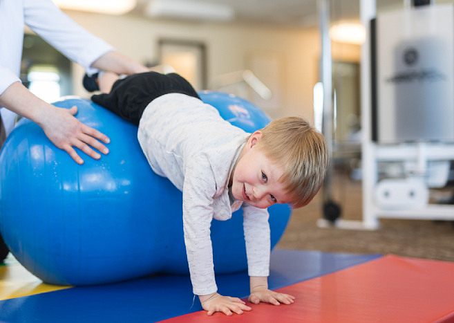 krankengymnastik nach Bobarth für Kinder krankengymnastik kind mit Ball